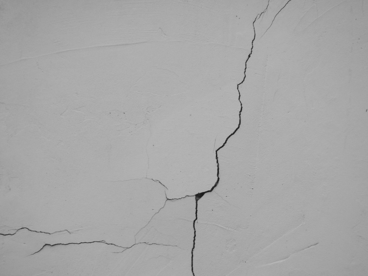 Riss in einer Wand einer renovierten Wohnung in Valladolid