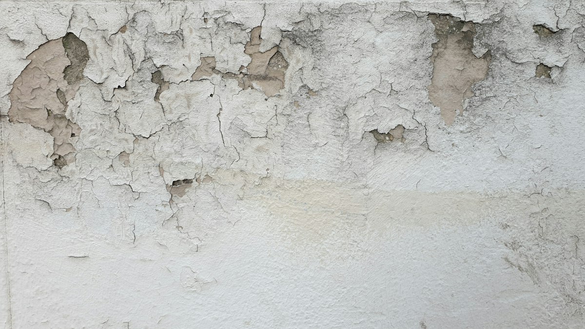Feuchtigkeit und abblätternde Farbe an einer Wand in Valladolid