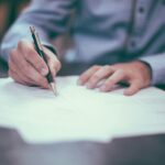 Perito caligrafo firma de un contrato con boligrafo โ PERITOS JUDICIALES