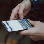 Perito informatico pantalla de un movil con mensajes de cha โ PERITOS JUDICIALES