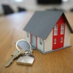 Perito tasador llaves de una vivienda sobre documentos โ PERITOS JUDICIALES