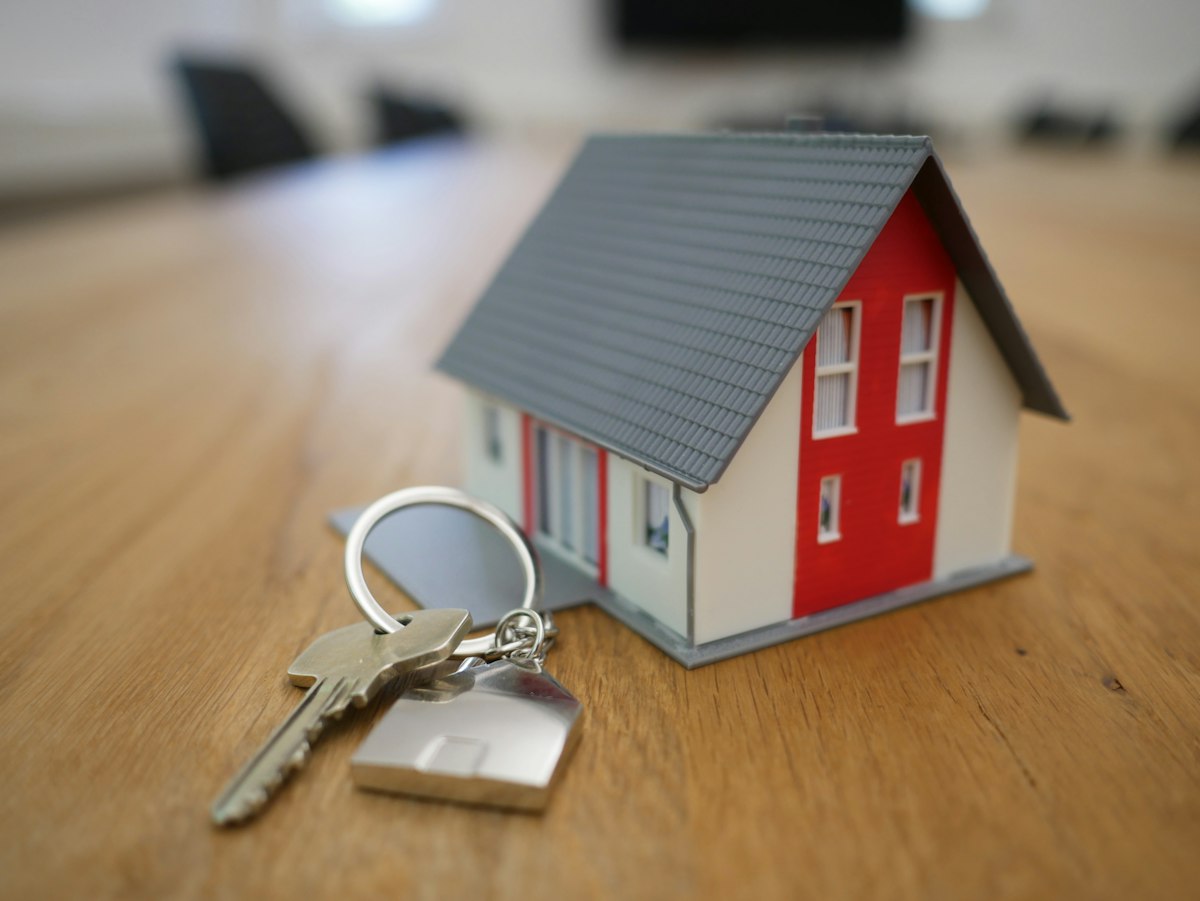 Schlüssel einer geerbten Wohnung auf Unterlagen
