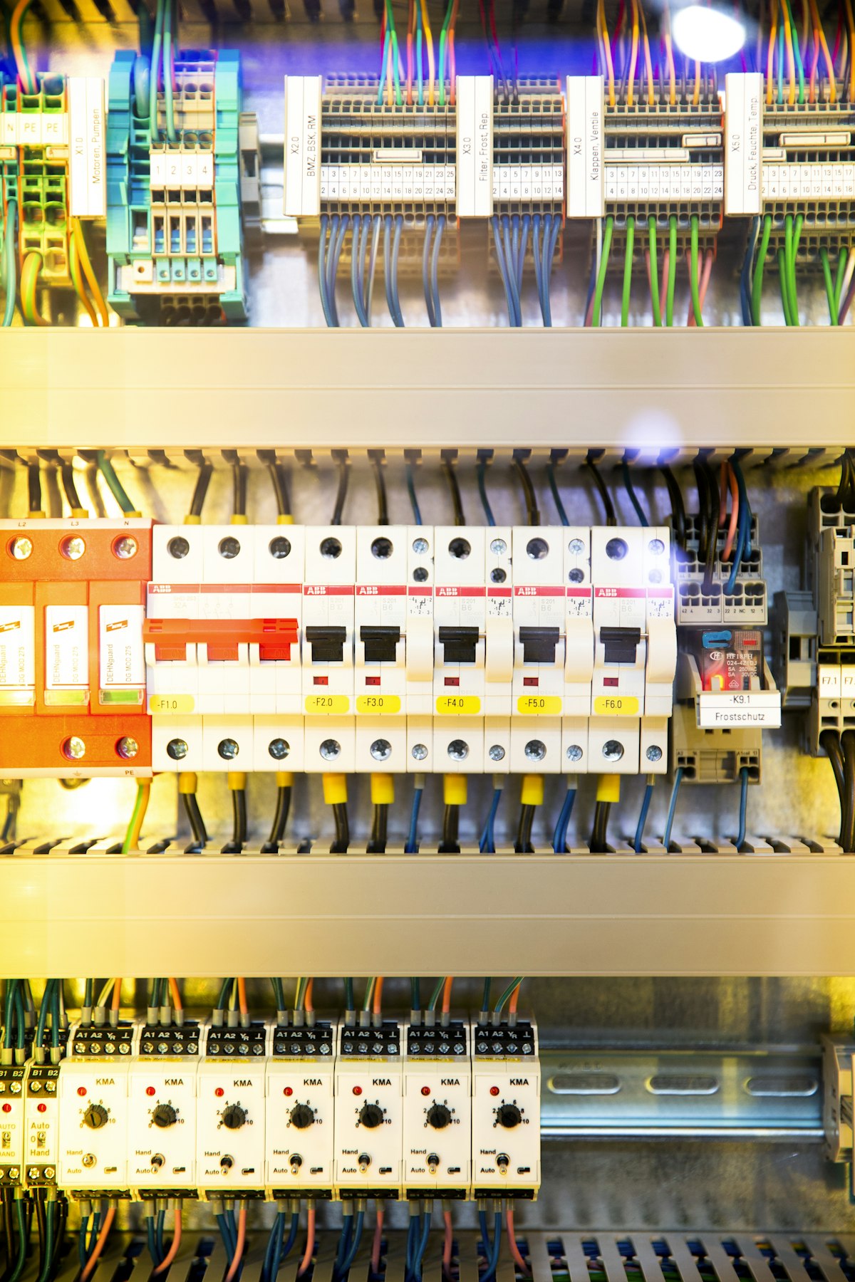 Cuadro eléctrico con cableado revisado por un perito
